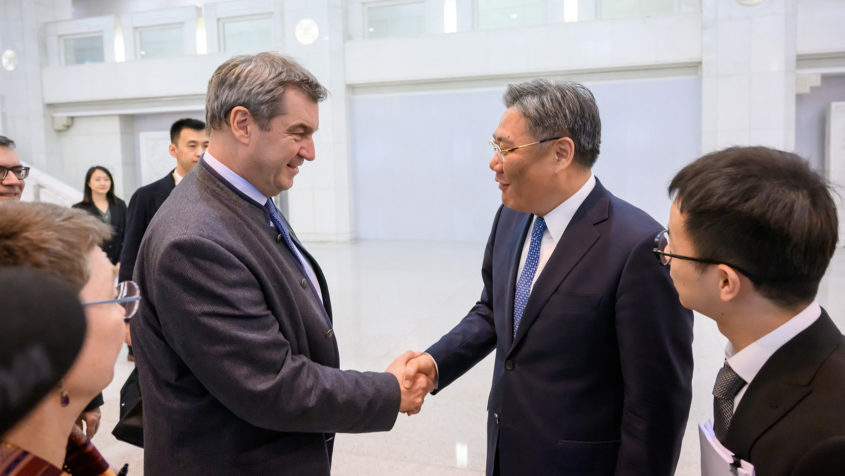 Der Handelsminister der Volksrepublik China, Wang Wentao, begrüßt Ministerpräsident Dr. Markus Söder im Handelsministerium in Peking.