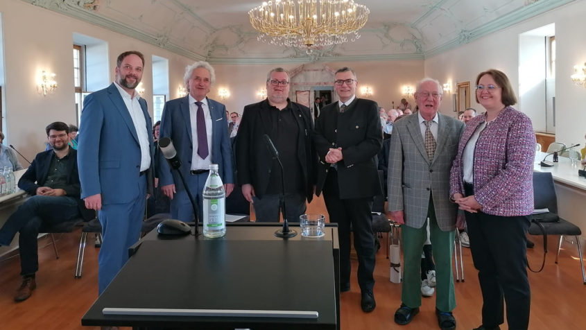 Staatsminister Dr. Florian Herrmann (3. von rechts) nimmt an der an der Jubiläumsveranstaltung „50 Jahre Mieterverein Freising“ teil. © Mieterverein Freising